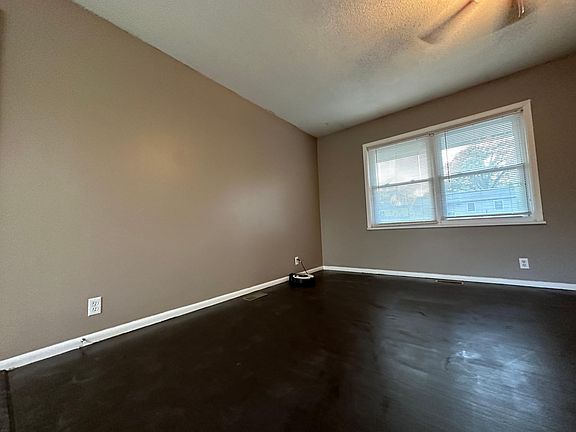 3rd image of 811 N Powahatan Dr