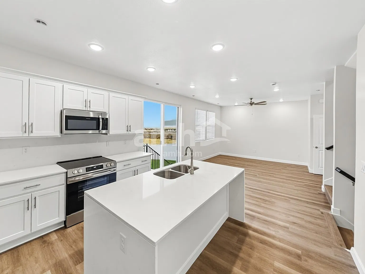 4 bed, 3.5 bath, 2421 sqft, $2,595 — Photo 4