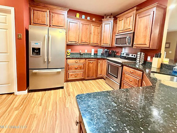 5th image of 466 Fort Hill Dr