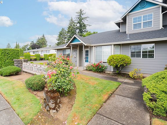4th image of 2770 E McLoughlin Blvd