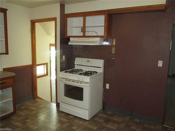 3rd image of 261 E 260th St