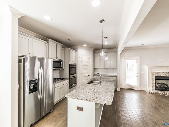 5th image of 5112 Devonshire Dr SE