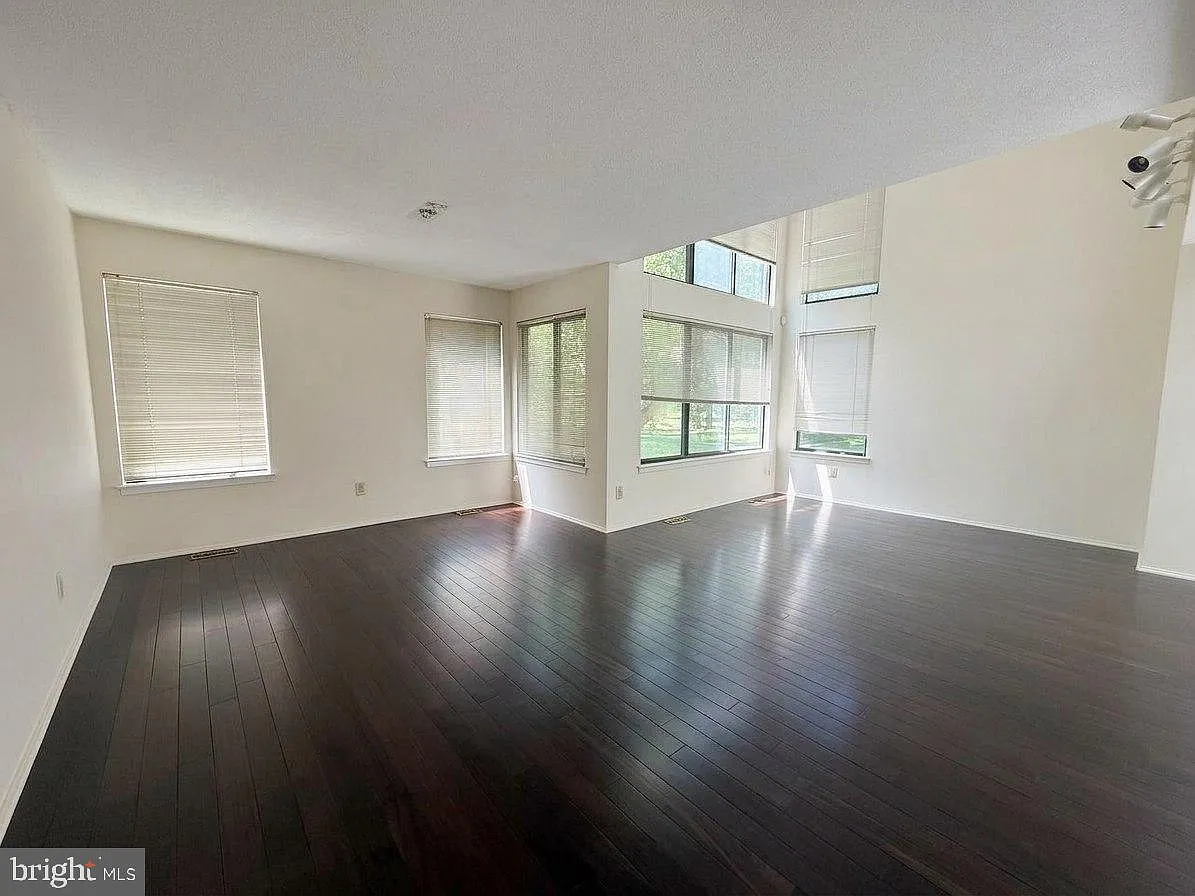 2 bed, 2.5 bath, 2201 sqft, $3,800 — Photo 2