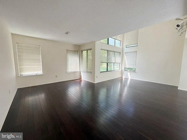 83 Sayre Dr — Photo 2