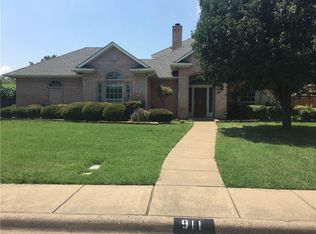 911 Greenway Cir, Duncanville, TX 75137