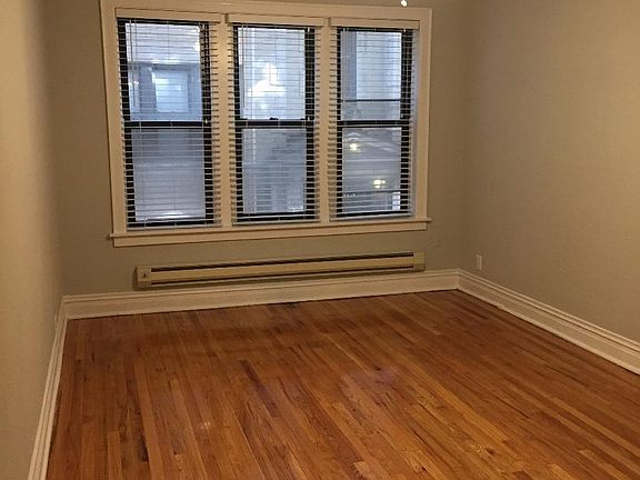 2nd image of 640 W Melrose St Unit 1