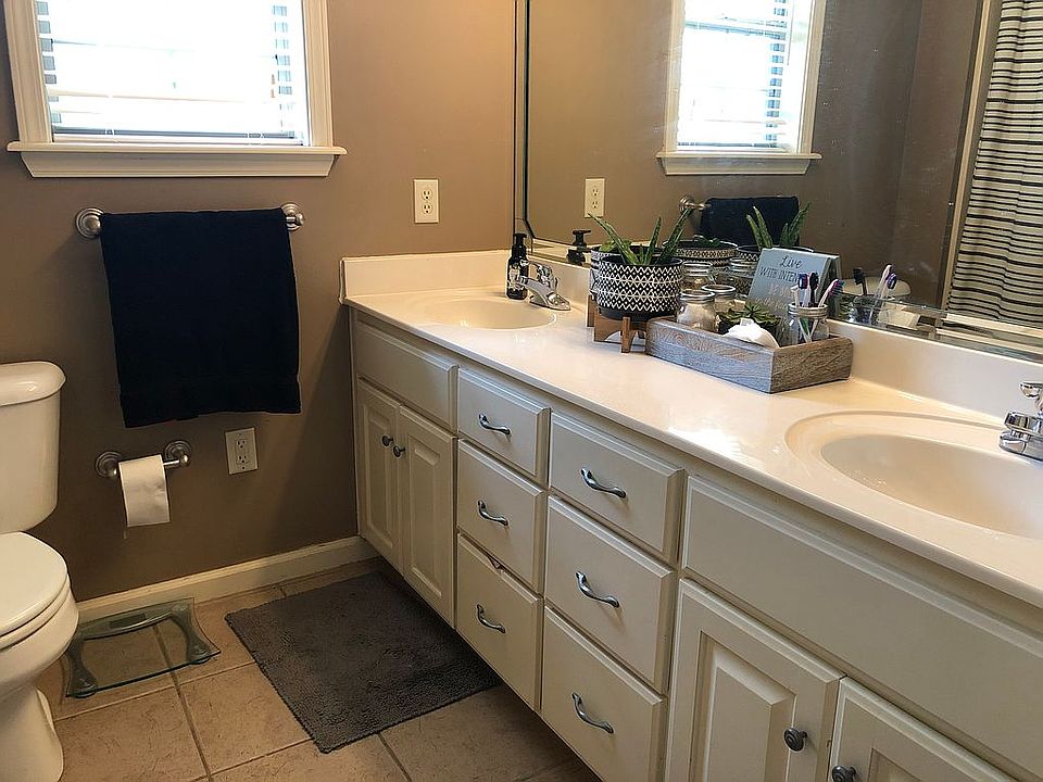 1st image of 915 Woodard Dr