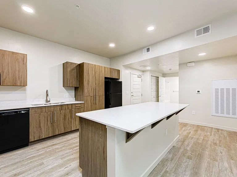 203 E Florida Ave — Photo 6