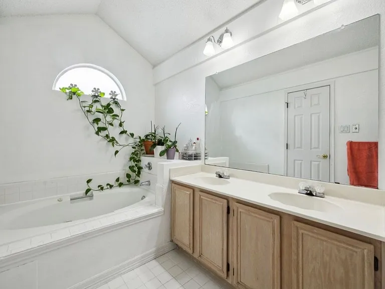 2128 Regency Dr — Photo 13