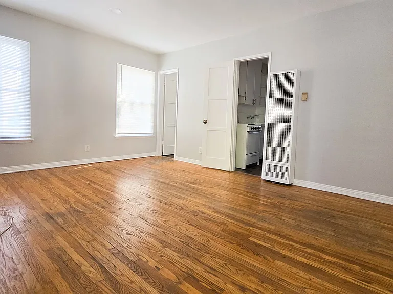 621 Midvale Avenue — Photo 9