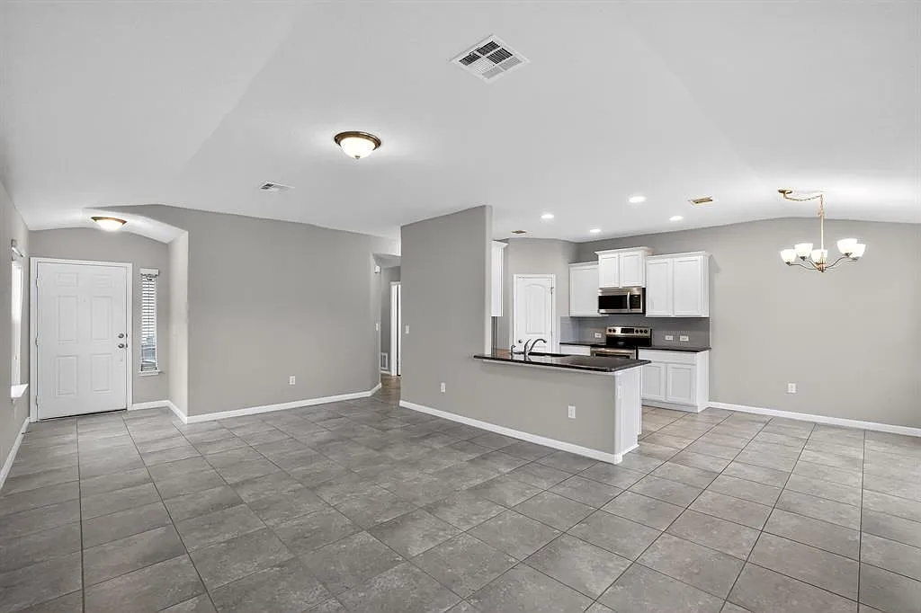 3 bed, 2.0 bath, 1400 sqft, $2,000 — Photo 2