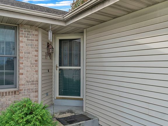 4th image of 2810 Holiday Dr