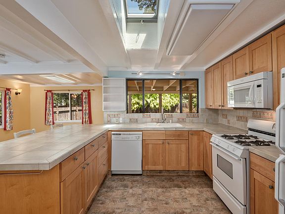 3rd image of 325 Lomitas Lane
