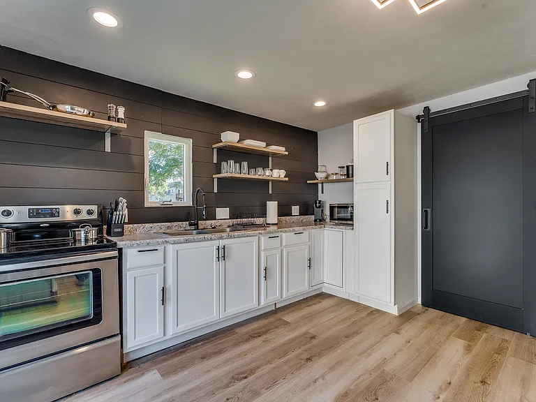 110 E Osborne St — Photo 14