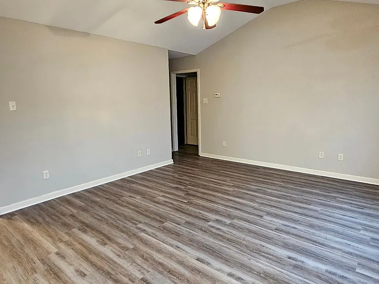142 Weathering Dr — Photo 4