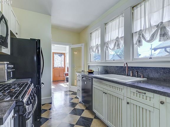 2nd image of 826 NE Ainsworth St