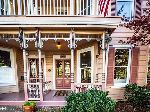 5th image of 1112 Charles St
