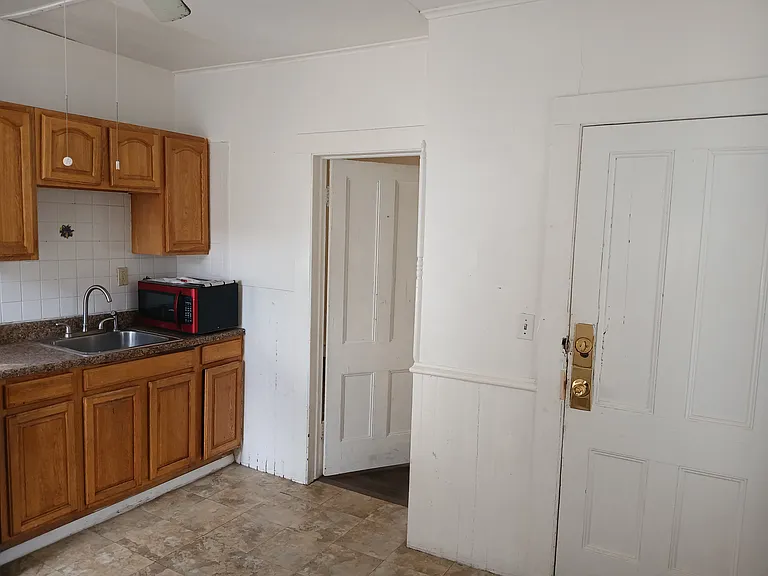 139 N Clinton St #2 — Photo 7