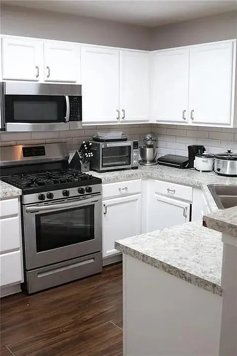 1 bed, 1.5 bath, 130 sqft, $825 — Photo 3