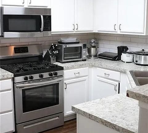 3rd image of 6531 Charter Way