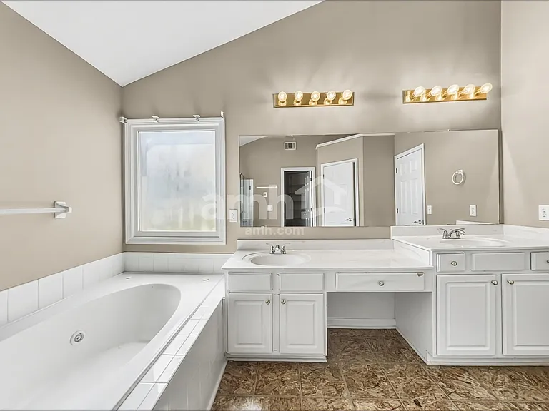 3374 Hunters Point Rd — Photo 13
