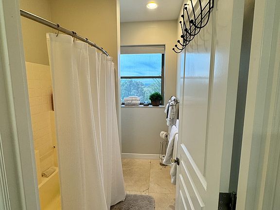 Room 1 and 2 bathroom share for private