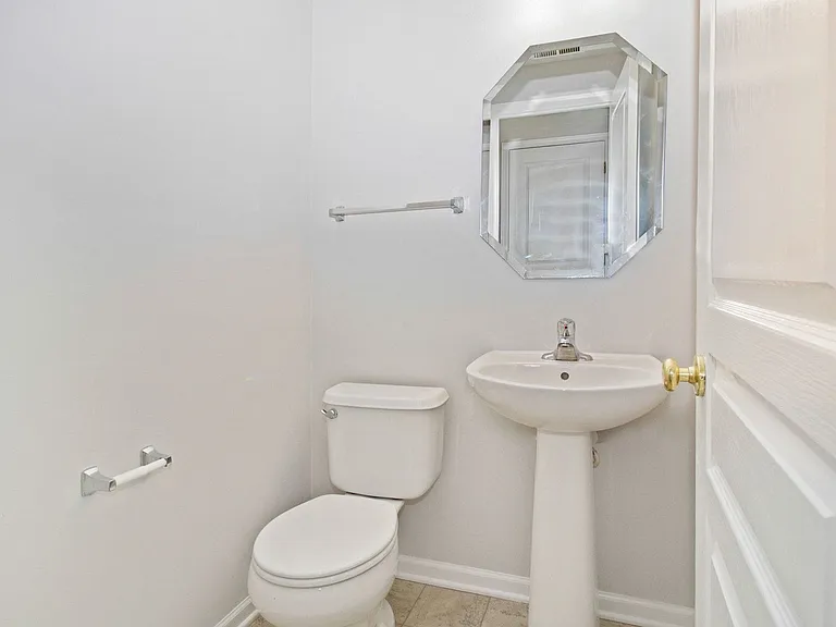 409 Metropolitan St — Photo 10
