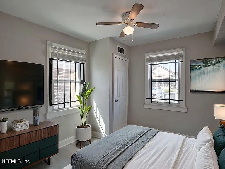 2036 W 11th St — Photo 14