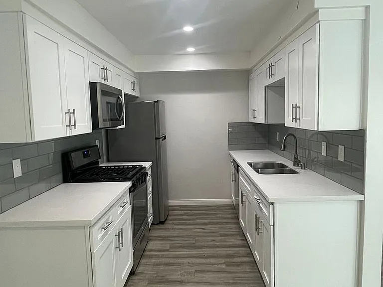 350 N Crescent Drive — Photo 2