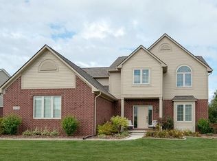 61150 Ladbrooke Dr, South Lyon, MI 48178