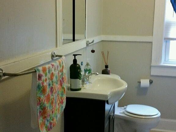 Bathroom with tiled shower/tub and floors