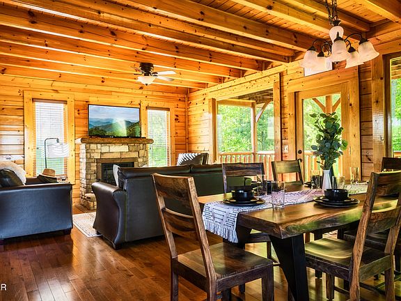 4th image of 2739 Mountain Preserve Dr