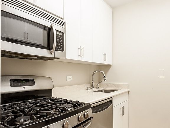 4th image of 30 W 63rd St APT 16F