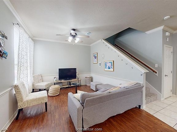 3rd image of 211 Forest Dr