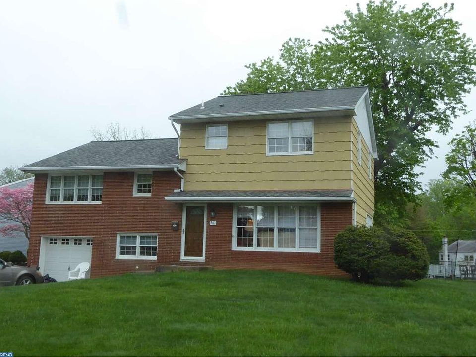 2nd image of 561 Clarissa Ln