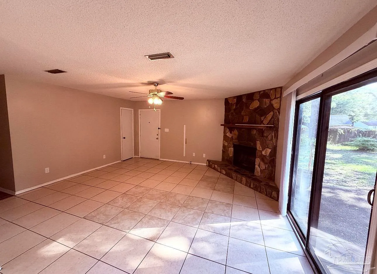 2 bed, 1.5 bath, 1045 sqft, $1,350 — Photo 3