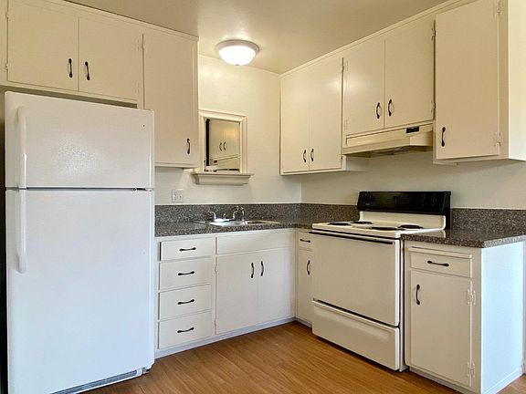 3rd image of 4047 Hamilton Ave #E11