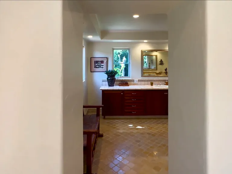 Lilac Dr — Photo 35