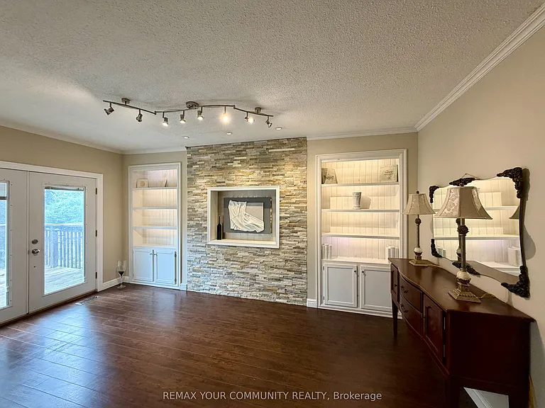 209 Yorkshire Dr — Photo 13
