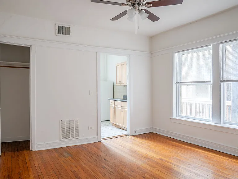 1466 W Argyle St #1R — Photo 4