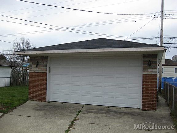 3rd image of 15790 Flanagan St