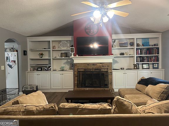 3rd image of 31 Pinewood Ln