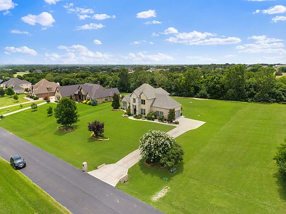 2nd image of 4374 Lake Shore Dr