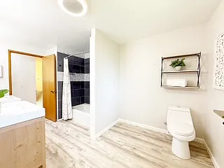 450 NE Riverhill Dr — Photo 37