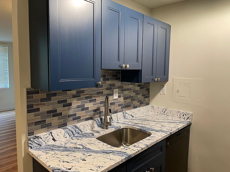 Brand new quartz kitchen counters, cabinets, backsplash and sink!