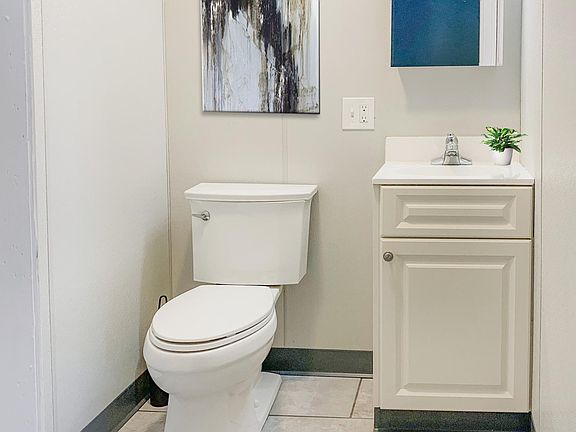 Half Bathroom - floor 1