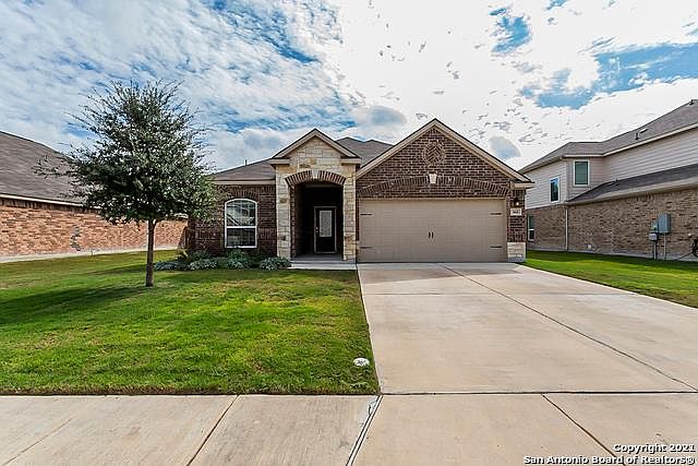 Well maintained 3/2 brick home in Magnolia Springs neighborhood.