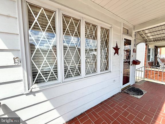 3rd image of 542 Chestnut St