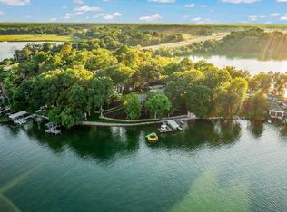 2132 N Peninsula Rd, Oconomowoc, WI 53066