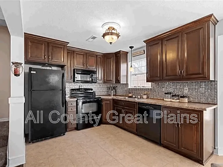 1400 NW Jefferson Ct — Photo 2